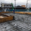 下松市にて建築中のK様邸の配筋検査が行われ無事に合格しました。

配筋検査とは、建物を支える基礎の鉄筋が適切に施工されているのか第3者機関により厳しくチェックしてもらうことです。



K様邸は一言でいうと「豊かな家」という言葉がぴったりだと思っています。

平屋をいかした繋がりのある間取りと

周囲の環境に溶け込む落ち着いた外観

広々としたゆとりのあるリビング

高低差を利用した収納スペース、などなど見どころ満載のお家です。

お客様以上に今から完成が待ち遠しいです。。。