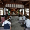 先日、遠石八幡宮にて地鎮祭を執り行いました。

長かった梅雨も明け、快晴の夏空の下執り行ない、工事の無事とお家の完成を祈念いたしました。

現在、新築工事は基礎工事が終わり、棟上げに向けての準備を進めています。
拘りのある、素敵なお家の工事のスタートです。
日々、完成に向けて形を変えていくお家!
今から完成がとーっても楽しみです。