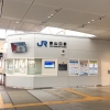 新山口駅から徳山駅の山陽本線に乗りました。
駅が両方とも新しくなってから利用したことがなかったです。なんと、とてもキレイで素敵な空間になっていました。
以前はどちらもエレベーターは、ついてなかったと思いますが、それぞれのホームに付いているのに驚きました。
ほんと便利になりましたね。
重たい荷物をエッチラオッチラと昇り降りして大変でしたからね。
ありがたいことです❤️