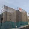 今日はとても暖かい一日でしたね。

道端にも花が咲き始めて春が近いことを感じます。


建築中のK様邸は

外部工事は雨降りで業者さんも大変でしたが

外壁工事、コーキング工事、樋工事が終わり

足場の解体を行います。