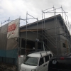 悪天候が続き

屋外の建築工事が思うように進まず

ヤレヤレですが

雨の合間を縫って

下松市のM様邸の工事が進んでいます。


外壁サイディングは、ほぼ貼り終え

コーキング工事に進んでいます。
