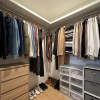 2階のウォークインクローゼット(衣類等はAIによるイメージです)