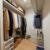 1階のウォークインクローゼット(衣類等はAIによるイメージです)