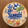 ども てんちょう です

いろいろと試してみた結果
やっぱり『 元の方がいいな 』と
思うことってけっこうありますが

先日スーパーでコレを見かけて
『 面白い 』と感じたので
買って帰って 食べてみました

それはまさに あのカップヌードル
シーフード味 の どん兵衛 でした